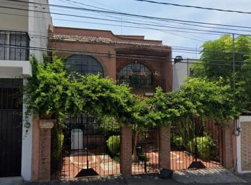 Casa de 3 habitaciones, Morelia · Oportunidad Única: Hermosa Casa de 2 Niveles con Ubicación Privilegiada y Excelente Estado