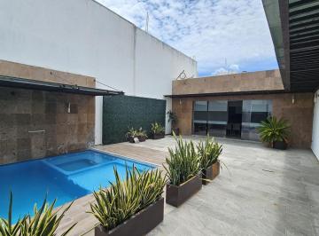Casa · 320m² · 3 Recámaras · 2 Estacionamientos · Casa con Alberca y Salon de Eventos en Residencial Palmira