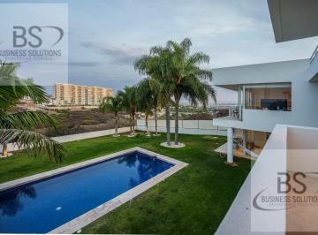 Casa · 600m² · 3 Recámaras · 4 Estacionamientos · Kl/ Renta Amplia Residencia con Espectacular Vista. Juriquilla.