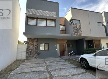 Casa · 2 Recámaras · 3 Estacionamientos · Kl/ Casa en Renta en Bonita Privada Arbolada. Altozano Qro.