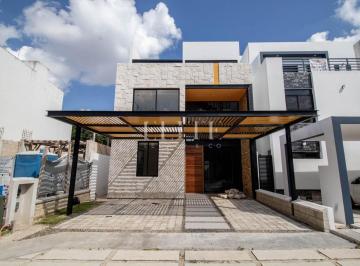 Casa · 301m² · 4 Recámaras · 2 Estacionamientos · Casa en Venta en Residencial Aqua de 4 Recamaras y Alberca