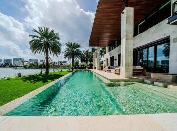 Casa · 2051m² · 5 Recámaras · 6 Estacionamientos · Exclusiva Residencia en Venta en Canales Puerto Cancun