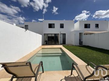 Casa · 186m² · 3 Recámaras · 2 Estacionamientos · Casa con Alberca y Jardín en Privada Botánico Al Norte de Mérida