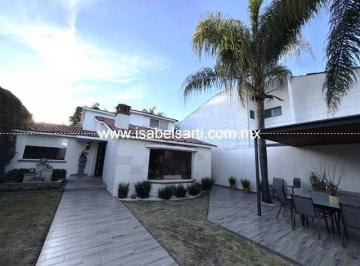 Casa · 270m² · 3 Recámaras · 2 Estacionamientos · Casa en Venta en Jurica
