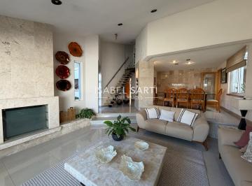 Casa · 408m² · 3 Recámaras · 2 Estacionamientos · Casa en Venta en Jurica