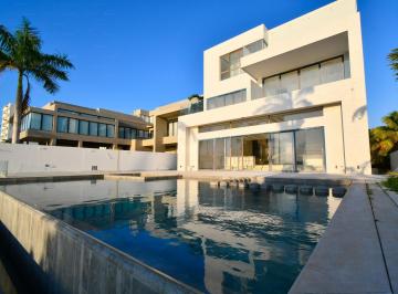 Casa · 1700m² · 5 Recámaras · 10 Estacionamientos · Casa en Venta Punta Dorada Cancun con Muelle Privado