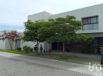 Casa · 383m² · 3 Recámaras · 3 Estacionamientos · Casa en Venta en Alqueria de Pozos, San Luis Potosi (Con Estancia Para Visitas)
