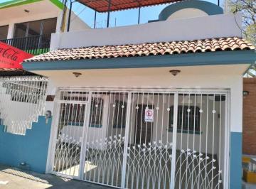 Casa · 161m² · 5 Recámaras · 1 Estacionamiento · Casa en Renta en Av Insurgentes, Colima, Colima