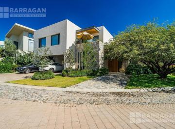 Casa · 600m² · 4 Recámaras · 3 Estacionamientos · Casa en Venta Para Inversionistas con Acabados de Lujo y Amplios Espacios, El Campanario