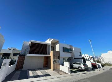 Casa · 206m² · 4 Recámaras · 2 Estacionamientos · Residencia de Autor