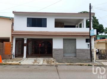 Casa · 253m² · 5 Recámaras · 2 Estacionamientos · Casa en Venta en Col Los Mangos, cd Madero, Tamaulipas
