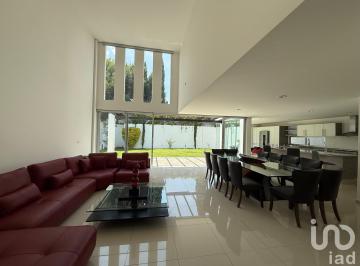 Casa · 507m² · 5 Recámaras · 3 Estacionamientos · Venta de Exclusiva Residencia en Zona Recta a Cholula