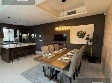 Casa · 330m² · 3 Recámaras · 2 Estacionamientos · Casa en Venta en Mision del Valle con Jardin