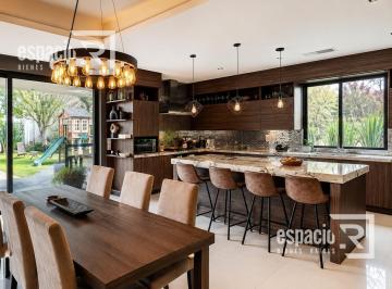 Casa · 330m² · 3 Recámaras · 2 Estacionamientos · Casa en Venta en Mision del Valle con Jardin
