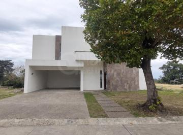 Casa · 331m² · 4 Recámaras · 2 Estacionamientos · Casa en Renta en Arboledas del Río