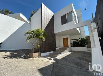 Casa · 420m² · 4 Recámaras · 2 Estacionamientos · Casa en Venta en Condominio en Delicias Cuernavaca