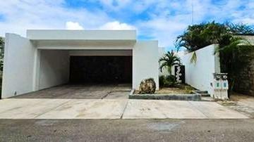 Casa · 982m² · 4 Recámaras · 2 Estacionamientos · Casa en Privada Chaactun Chablekal. Zona Country