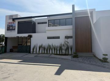 Casa · 443m² · 3 Recámaras · 3 Estacionamientos · Casa en Preventa en Jardines del Campestre León Gto.