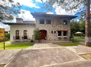 Casa en condominio de 4 habitaciones, Zinacantepec · Casa en Venta Zamarrero con Amplio Jardín y Casa Club