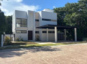 Casa · 340m² · 4 Recámaras · 3 Estacionamientos · Casa - Playa del Carmen