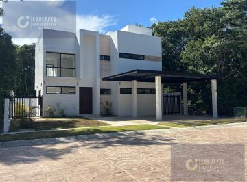 Casa · 340m² · 4 Recámaras · 3 Estacionamientos · Casa - Playa del Carmen