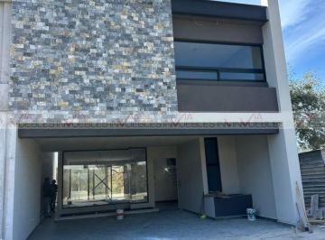 Casa · 261m² · 3 Recámaras · 2 Estacionamientos · Casa en Venta en Viento Libre