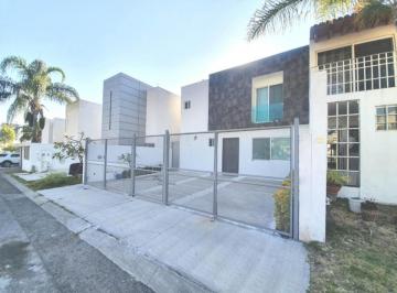 1 · Casa en Venta en Punta Juriquilla Ubicada Frente Al Parque Dentro de Pirvada