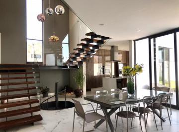 Casa · 384m² · 3 Recámaras · 5 Estacionamientos · Casa en Venta / Renta en Residencial El Molino