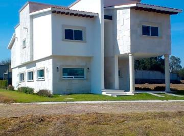 Casa · 453m² · 3 Recámaras · 1 Estacionamiento · Venta de Casa en Tequisquiapan, Qro