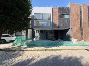 Casa · 372m² · 4 Recámaras · 2 Estacionamientos · Casa en Venta Nueva. 4 Recamaras con Una en Pb. Lomas de Angelopolis 2