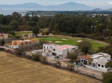 Casa en condominio · 330m² · 4 Recámaras · 3 Estacionamientos · Casa en Campo de Golf Country Club Chapala, 4 Habitaciones, a 10 Min. del Malecón de Chapala