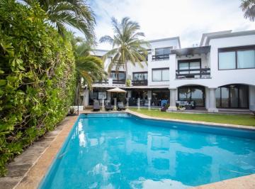 Casa · 320m² · 4 Recámaras · 1 Estacionamiento · Casa Frente Al Mar en Zona Hotelera en Renta o Venta