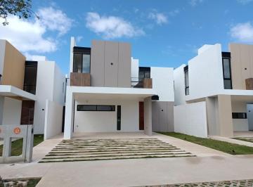 Casa · 241m² · 4 Recámaras · 4 Estacionamientos · Venta de Casa en Privada con Amenidades de 4 Habitaciones en Cholul Altabrisa