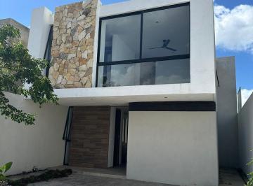 Casa en condominio · 178m² · 3 Recámaras · 2 Estacionamientos · Venta Casa 3 Recámaras con Jardín y Piscina en Privada Conkal