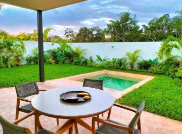 Casa en condominio · 119m² · 2 Recámaras · 2 Estacionamientos · Venta Casa de 2 Recamaras Alberca y Jardin en Privada Se Acepta Infonavit. Pemex en Real Montejo