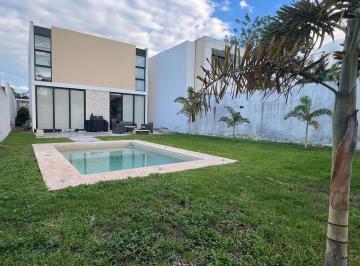 Casa · 180m² · 3 Recámaras · 2 Estacionamientos · Casa en Venta Equipada 3 Habitaciones Piscina Privada con Amenidades en Conkal