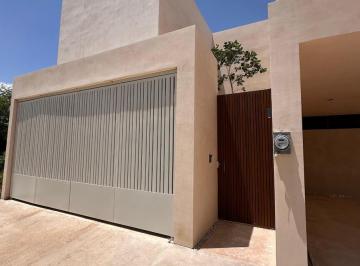 Casa · 204m² · 3 Recámaras · 2 Estacionamientos · Venta Preciosa Casa de 3 Recámaras y Alberca en Temozón Norte