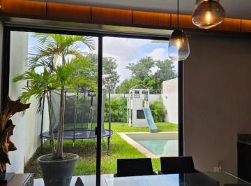 Casa · 202m² · 3 Recámaras · 2 Estacionamientos · Venta Inmediata Casa de 3 Recámaras con Amplio Jardín y Cochera en Temozón Norte