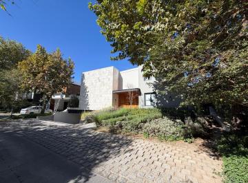 Casa de 4 habitaciones, Zapopan · Casa en Venta en Reserva Real