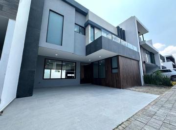 Casa · 340m² · 3 Recámaras · 2 Estacionamientos · Casa en Venta con 3 Recs y 340 m² Construidos en Lomas de Angelopolis