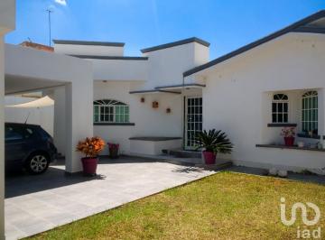 Casa · 302m² · 3 Recámaras · 3 Estacionamientos · Casa en Venta en Fraccionamiento Loma Verde, Leon, Guanajuato