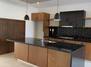 Casa · 210m² · 4 Recámaras · 2 Estacionamientos · 4 Recamaras Hermosa Casa Acabados de Lujo en Vistas Altozano