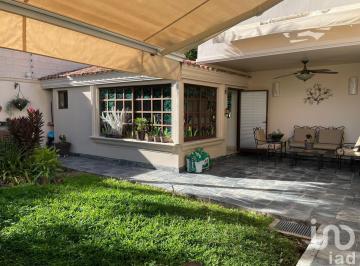 Casa · 400m² · 4 Recámaras · 1 Estacionamiento · Casa en Renta en Gaviotas