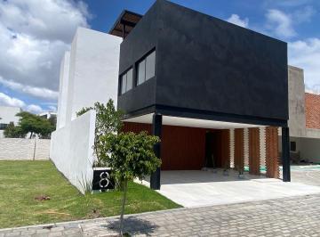 Casa · 353m² · 4 Recámaras · 2 Estacionamientos · Casa de 353 m² con Recámara en Pb en Venta. Lomas de Angelopolis