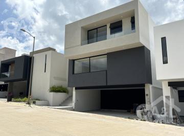 Casa · 345m² · 4 Recámaras · 2 Estacionamientos · Casa en Venta en Fraccionamiento Residencial Paseo de La Reina