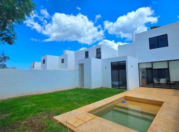 Casa de 2 habitaciones, Mérida · Casa en Venta con Alberca y Cochera Techada en Cholul, merida, Yucatán