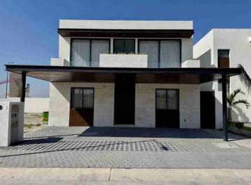 Casa · 236m² · 3 Recámaras · 3 Estacionamientos · Casa en Corregidora