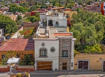 Casa de 5 habitaciones, San Miguel de Allende · Lujosa Casa Totalmente Amueblada Que Combina La Artesanía Tradicional con La Comodidad Contemporánea
