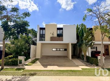 Casa · 241m² · 4 Recámaras · 2 Estacionamientos · Casa en Venta en Privada Macora, con Paneles Solares, Cholul, Mérida, Yucatán
