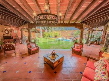 Casa · 1007m² · 8 Recámaras · 4 Estacionamientos · Casa con Alberca, Áreas de Juegos y Potencial Airbnb en Acapantzingo, Cuernavaca